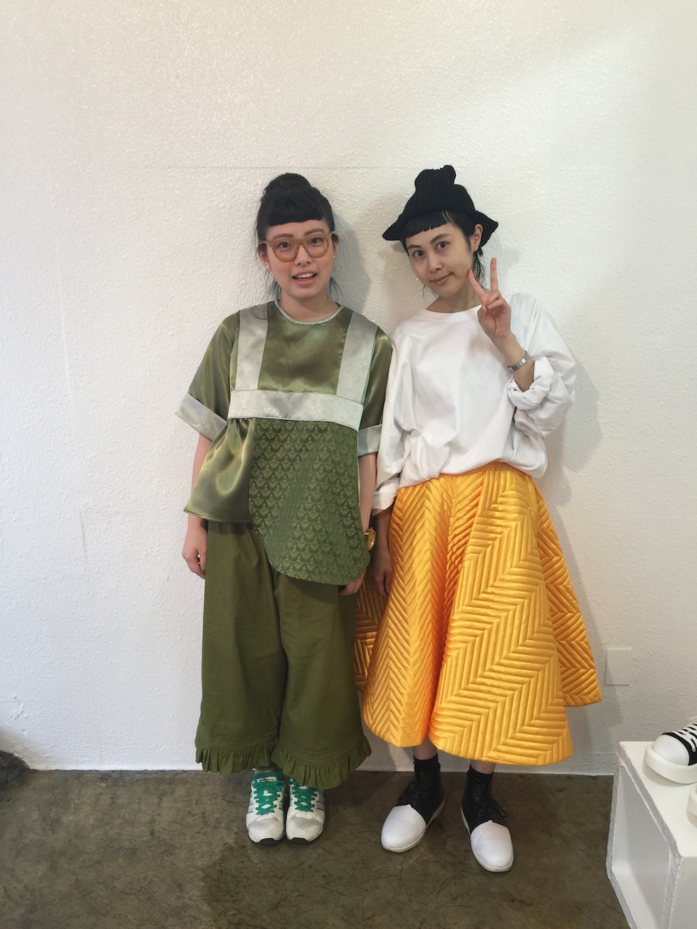 「shwood、ootd、adidas、Tokyo bopper」｜「Hey!Qのアイテム（トップス、グリーン系）」を使った、AADDIECHENNさん（レディース・163cm）の秋コーディネートの1枚目の写真