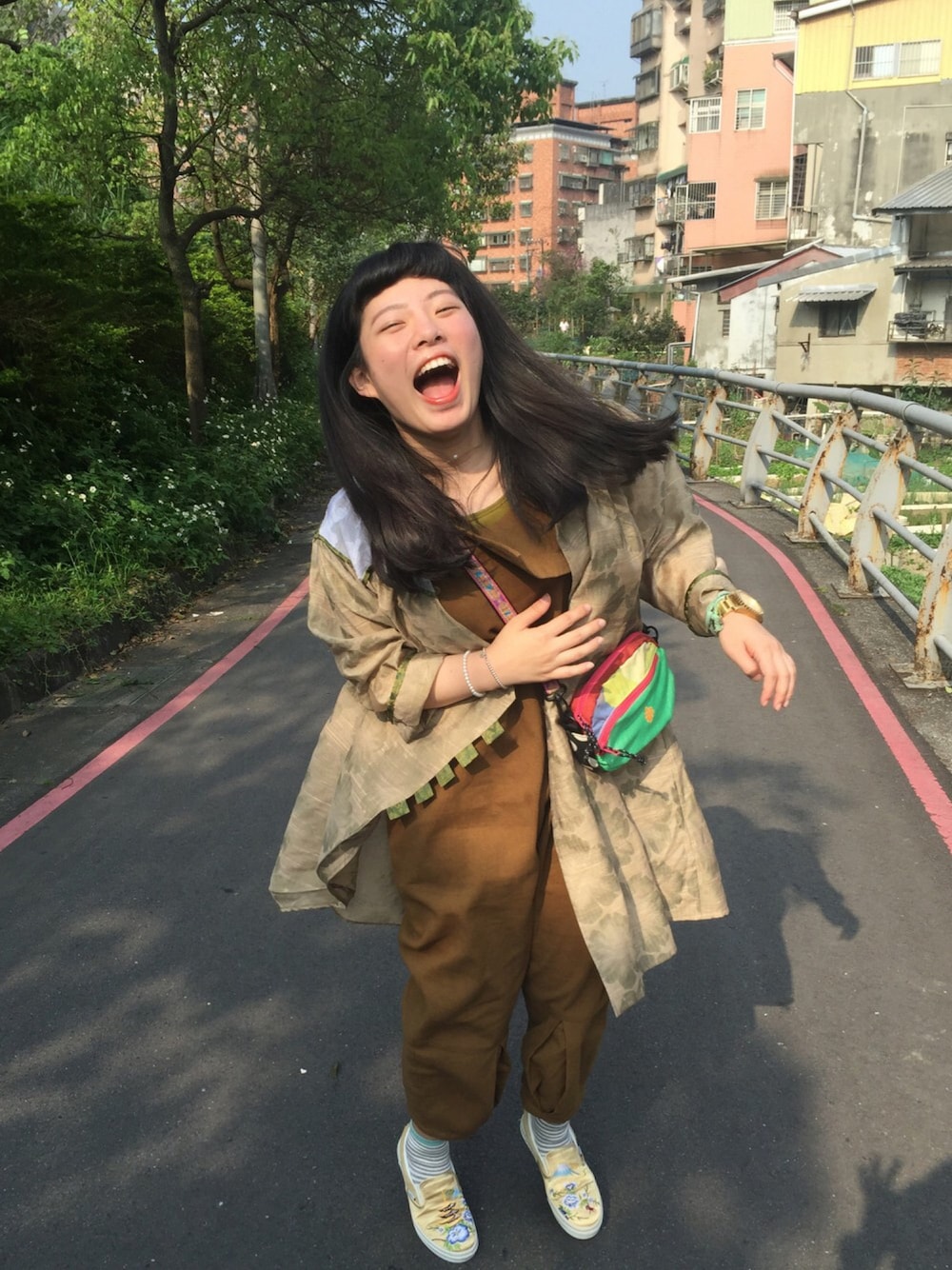 「ootd、VANS、ALDIES、WEARBOOKエントリー」｜「Hey!Qのアイテム（つなぎ/オールインワン、ブラウン系）」を使った、AADDIECHENNさん（レディース・163cm）の春コーディネートの1枚目の写真