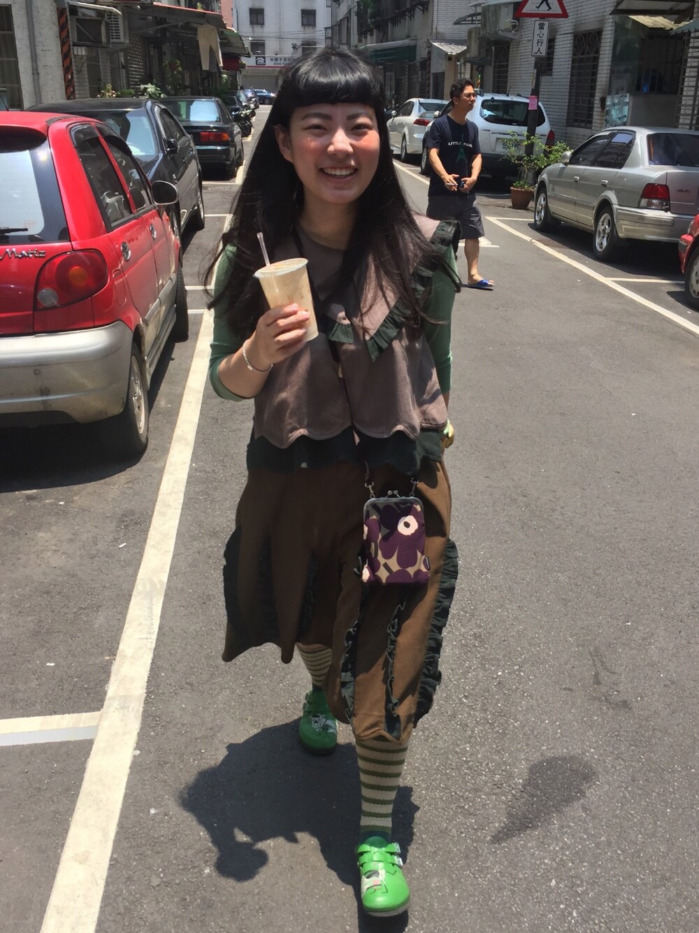 「green、birkenstock、marimekko、WEARBOOKエントリー」｜「marimekkoのMini Unikko Cosmetic Bags / RIMMI（ショルダーバッグ、グリーン系）」を使った、AADDIECHENNさん（レディース・163cm）の夏コーディネートの1枚目の写真