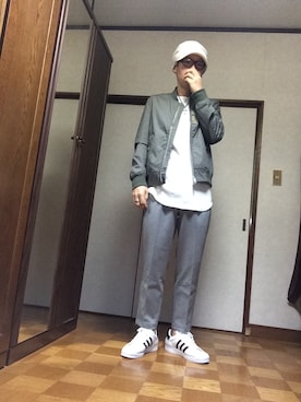 「ホワイトスニーカー」｜「アイテム（ミリタリージャケット）」を使った、そらさん（メンズ・174cm）の春コーディネート