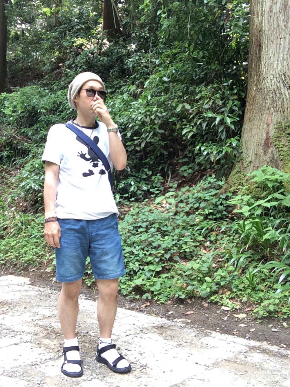 ブラック系のTシャツ/カットソー、ブルー系のその他パンツ、ブラック系のサンダルを着用したメンズの夏コーディネートの1枚目の写真