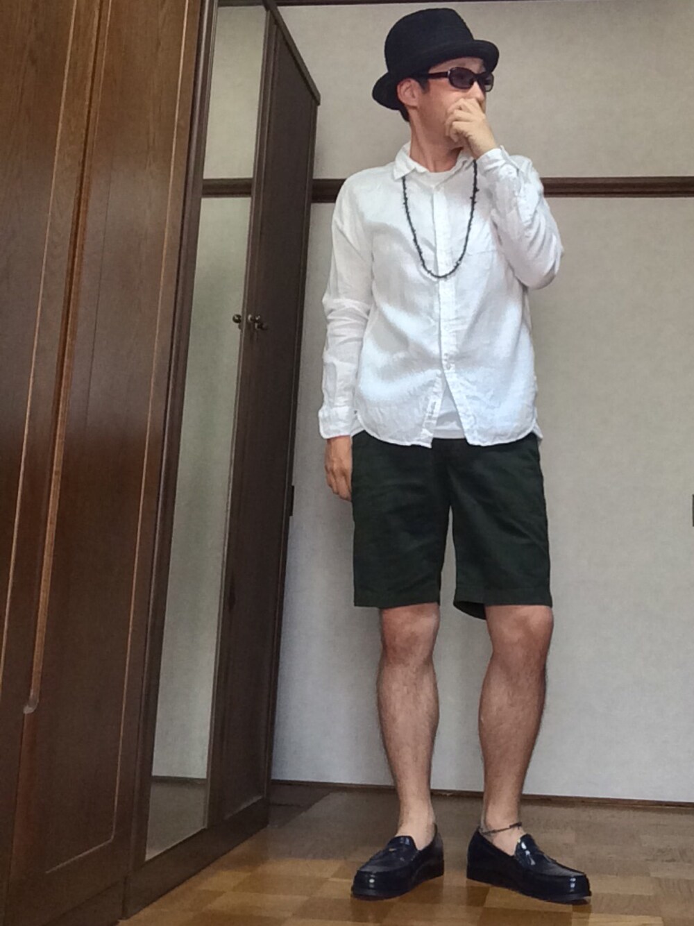 ホワイト系のシャツ/ブラウス、その他のその他パンツ、ブルー系のその他シューズを着用したメンズの夏コーディネートの1枚目の写真