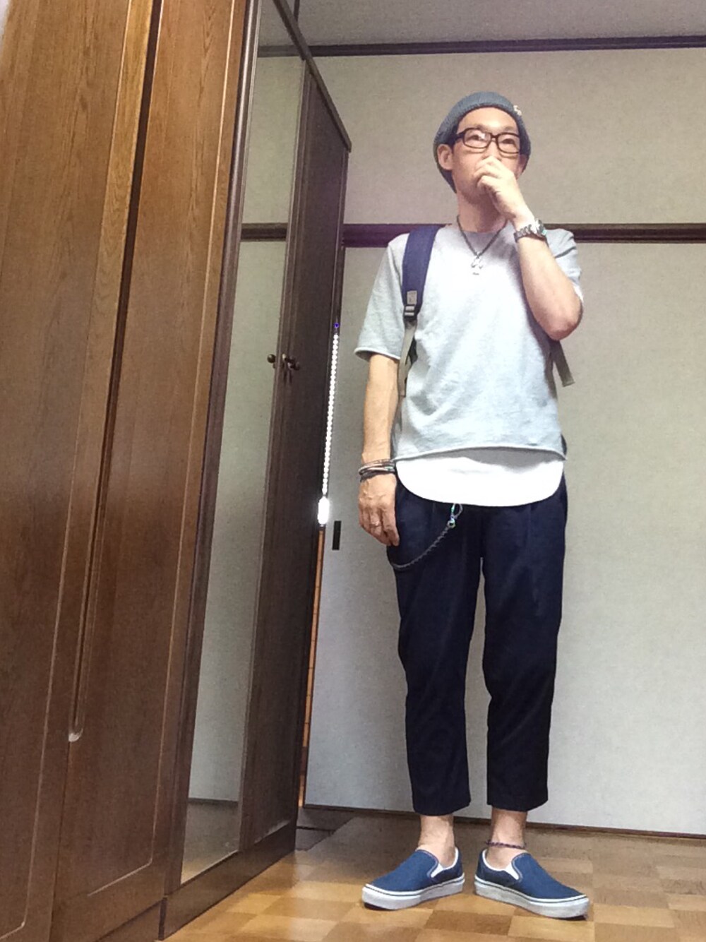 グレー系のスウェット、ホワイト系のタンクトップ、ブルー系のその他パンツを着用したメンズの夏コーディネートの1枚目の写真