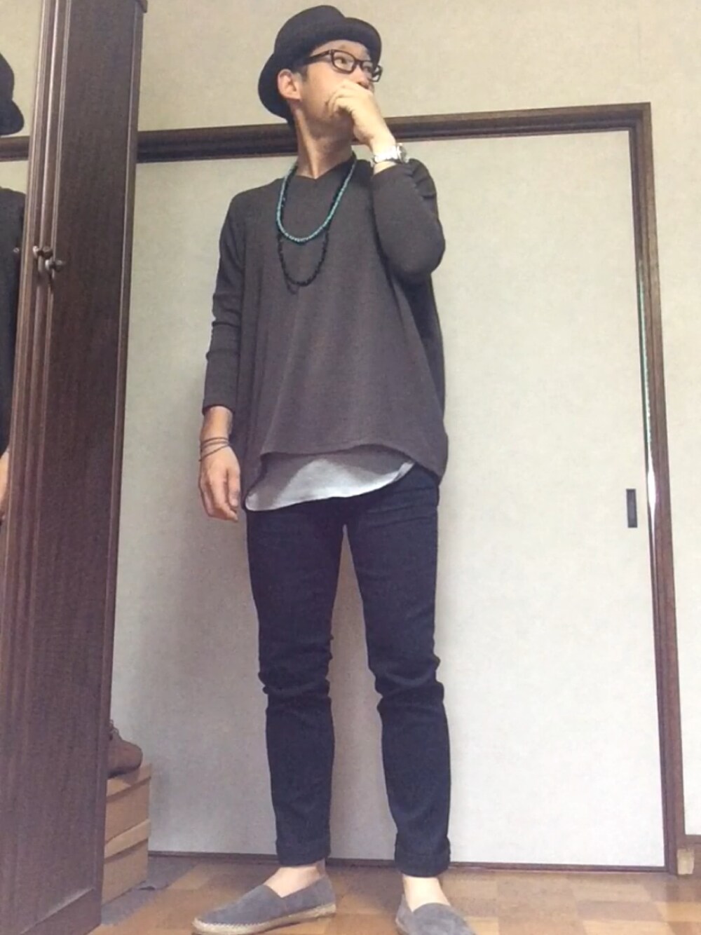 ブラウン系のTシャツ/カットソー、ブラック系のその他パンツ、その他のその他シューズを着用したメンズの秋コーディネートの1枚目の写真