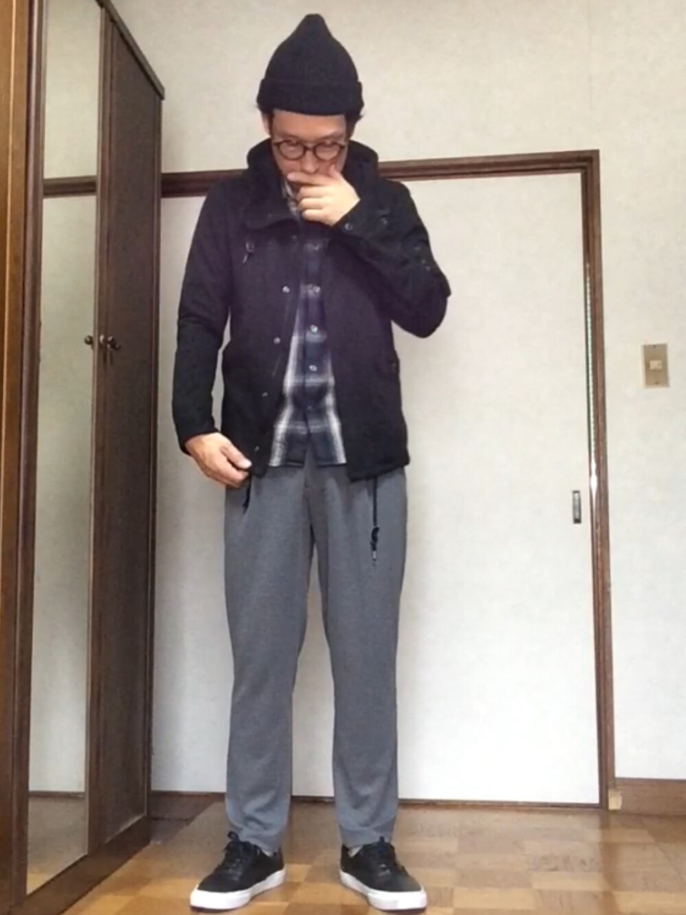 グレー系のシャツ/ブラウス、ブラック系のモッズコート、グレー系のその他パンツを着用したメンズの冬コーディネートの1枚目の写真