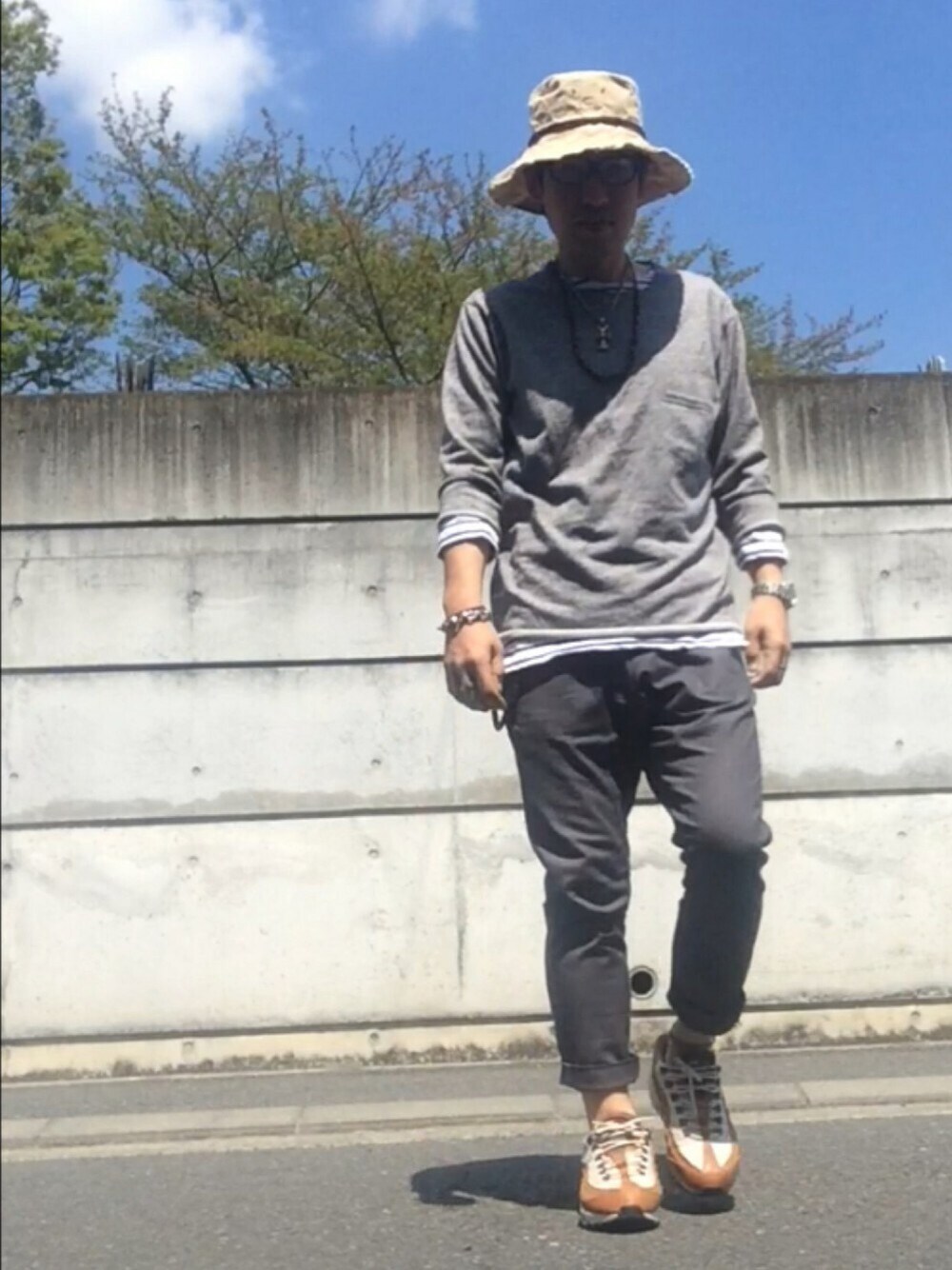 グレー系のスウェット、ブラウン系のスニーカー、グレー系のその他パンツを着用したメンズの春コーディネートの1枚目の写真