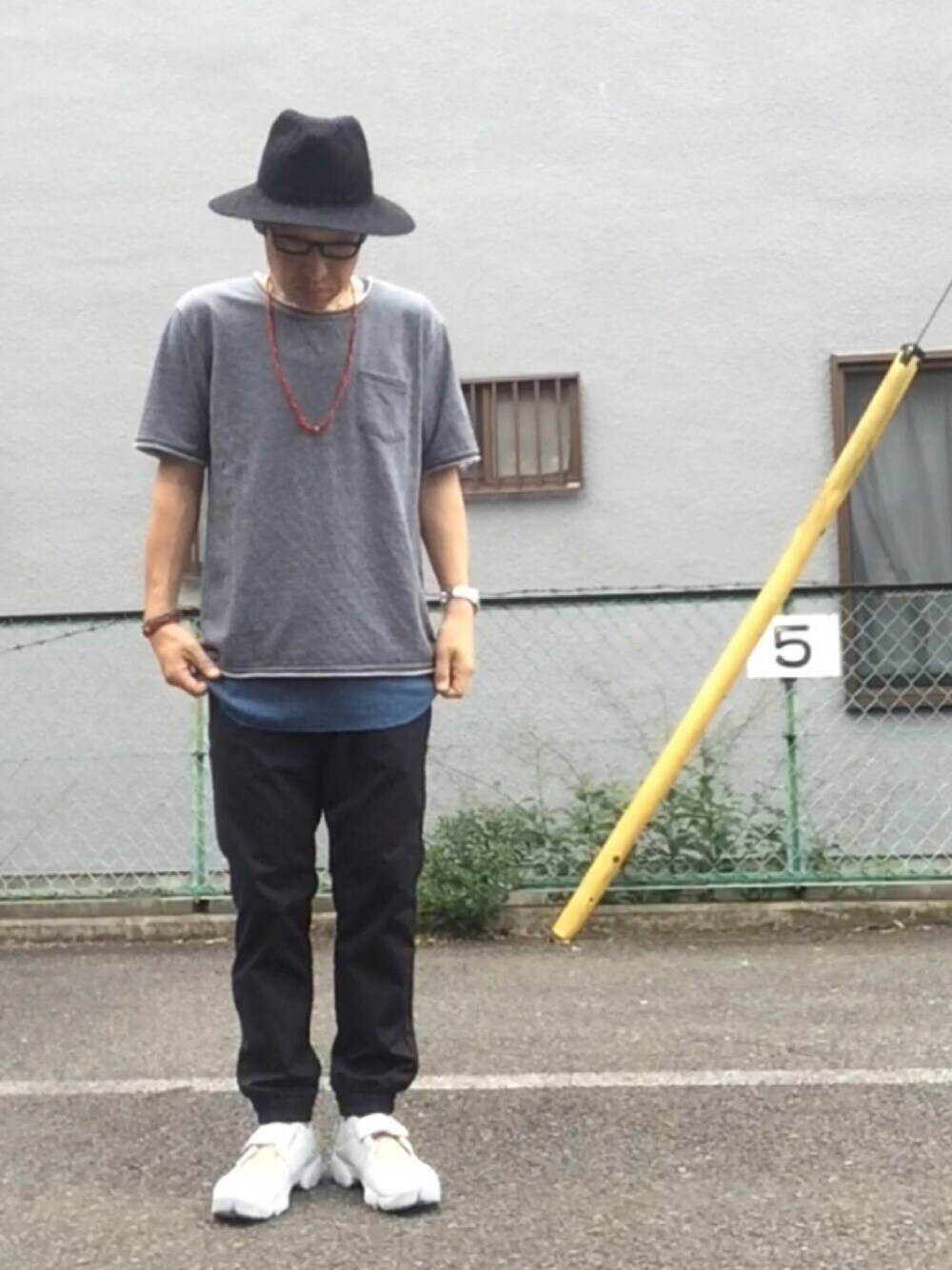 ブルー系のTシャツ/カットソー、ブルー系のタンクトップ、ホワイト系のサンダルを着用したメンズの夏コーディネートの1枚目の写真