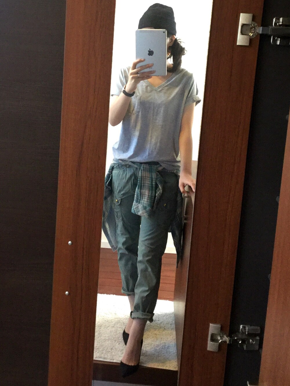 グレー系のTシャツ/カットソー、グリーン系のシャツ/ブラウス、その他のカーゴパンツを着用したレディースの秋コーディネートの1枚目の写真