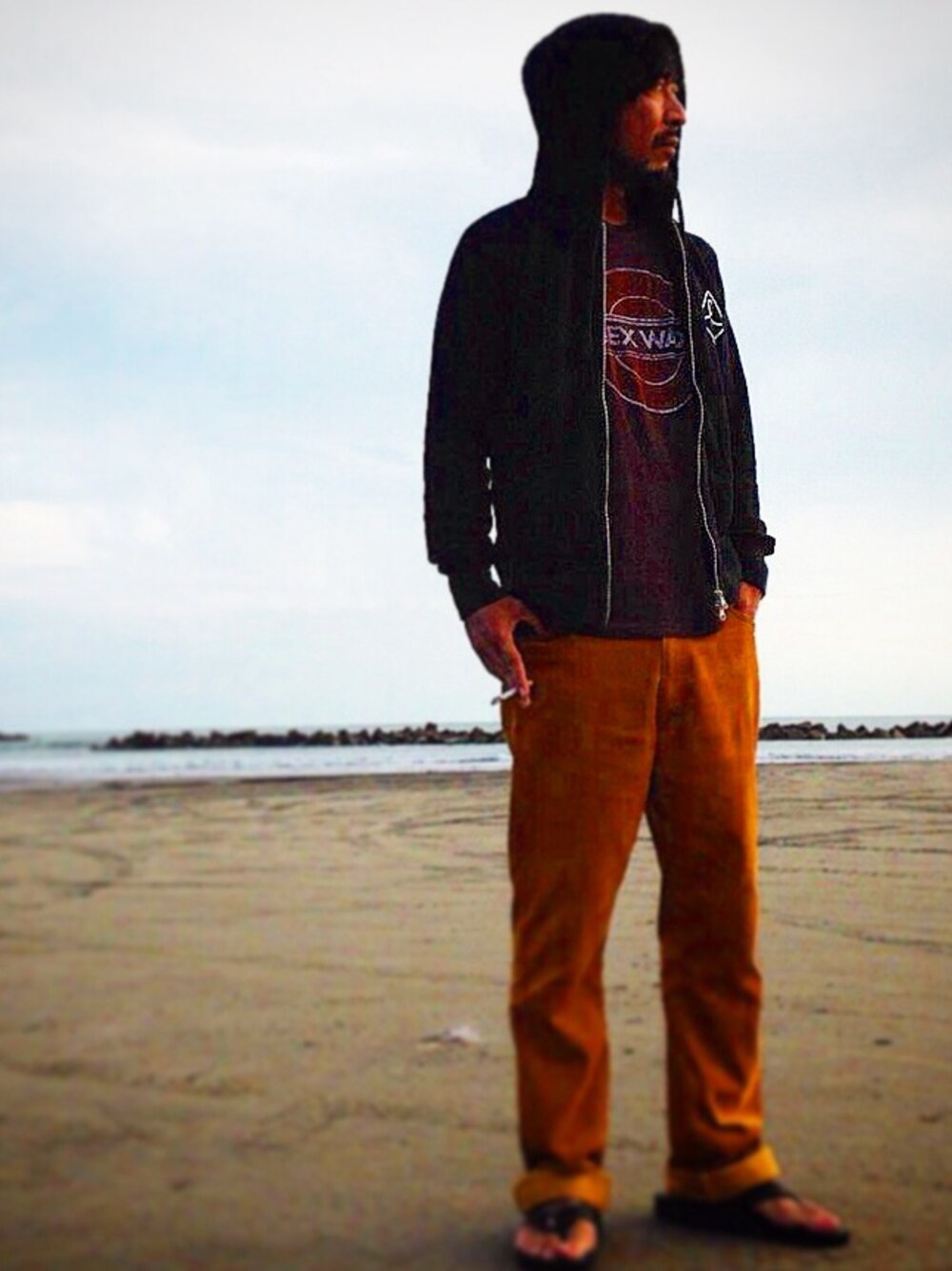 ブラウン系のその他パンツを着用したメンズの秋コーディネートの1枚目の写真