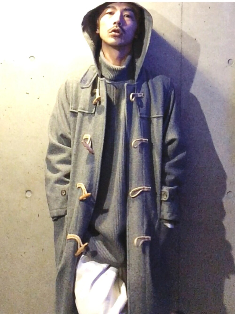 「duffle coat、coat、turtle neck、knit、white×gray、monotone、Ralph Lauren、COMME des GARCONS、guess、denim」｜「RALPH LAURENのアイテム（ダッフルコート、グレー系）」を使った、さん（メンズ・177cm）の秋コーディネートの1枚目の写真