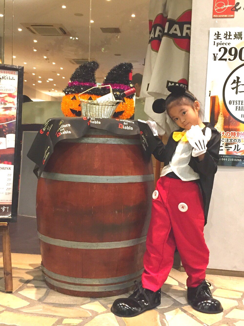 「ディズニーコーデ、キッズコーデ、姉妹コーデ、ディズニーシリーズ、ハロウィン2016、ハロウィンコーデ、ハロウィン、ミッキー、トリックオアトリート」｜「Disneyのアイテム（セットアップ、レッド系）」を使った、Tomoさん（キッズ・110cm）の秋コーディネートの1枚目の写真