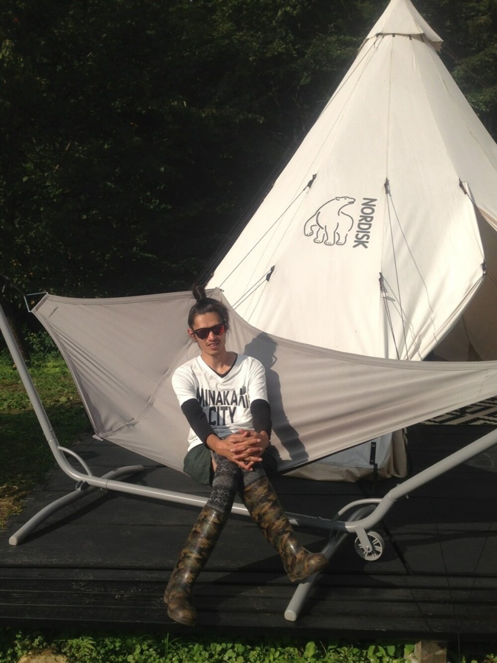 ホワイト系のTシャツ/カットソー、グリーン系のその他パンツ、ブラック系のサングラスを着用したメンズの秋コーディネートの1枚目の写真