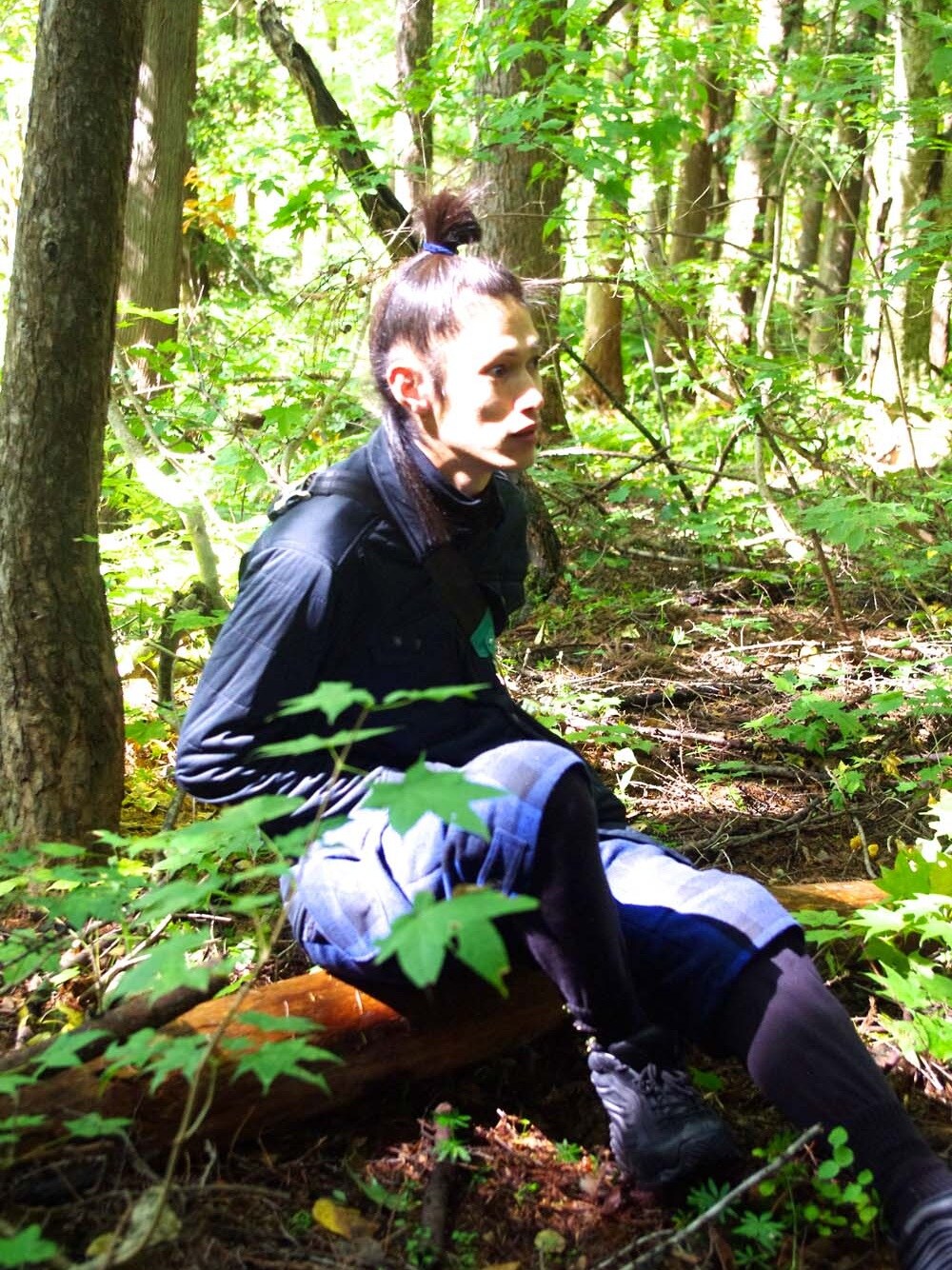 ブラック系のその他アウター、ブラック系のTシャツ/カットソー、グレー系のカーゴパンツを着用したメンズの秋コーディネートの1枚目の写真