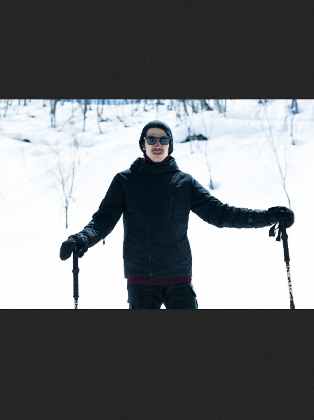 ブルー系のダウンジャケット/コート、ブラック系のTシャツ/カットソー、ブラック系のスウェットを着用したメンズの冬コーディネートの1枚目の写真