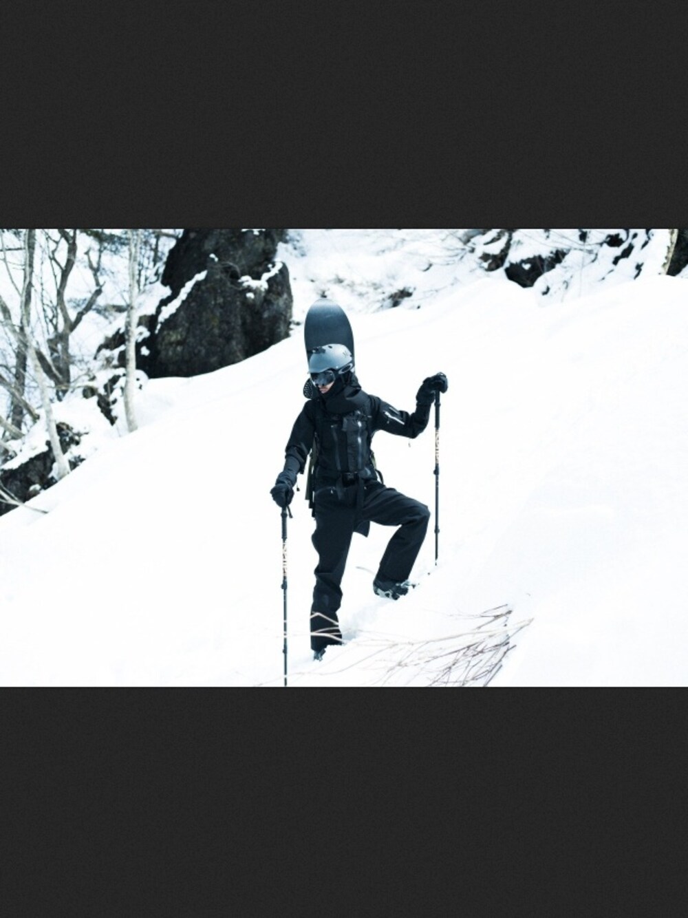 ブラック系のつなぎ/オールインワン、ブラック系のナイロンジャケット、ブラック系のその他パンツを着用したメンズの冬コーディネートの1枚目の写真