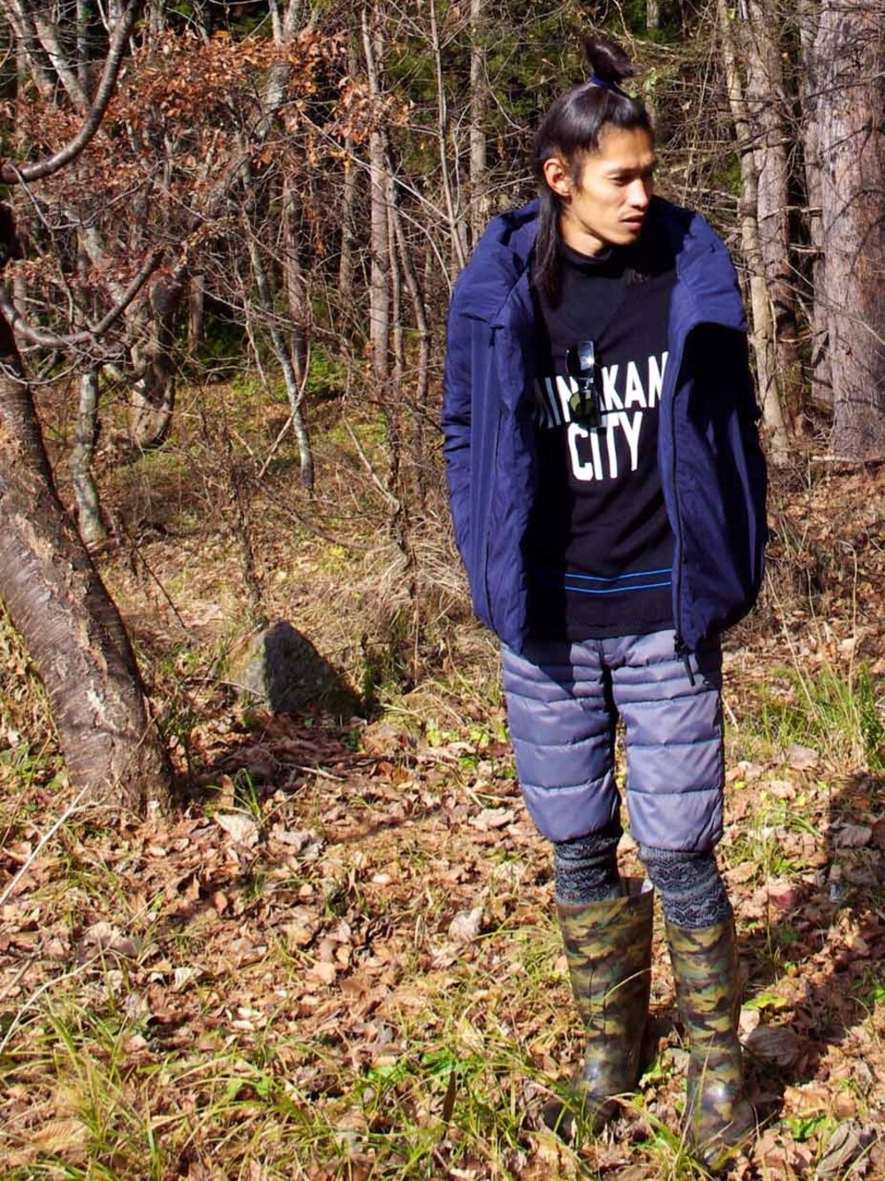 ブルー系のダウンジャケット/コート、グレー系のその他パンツ、ブラック系のTシャツ/カットソーを着用したメンズの秋コーディネートの1枚目の写真