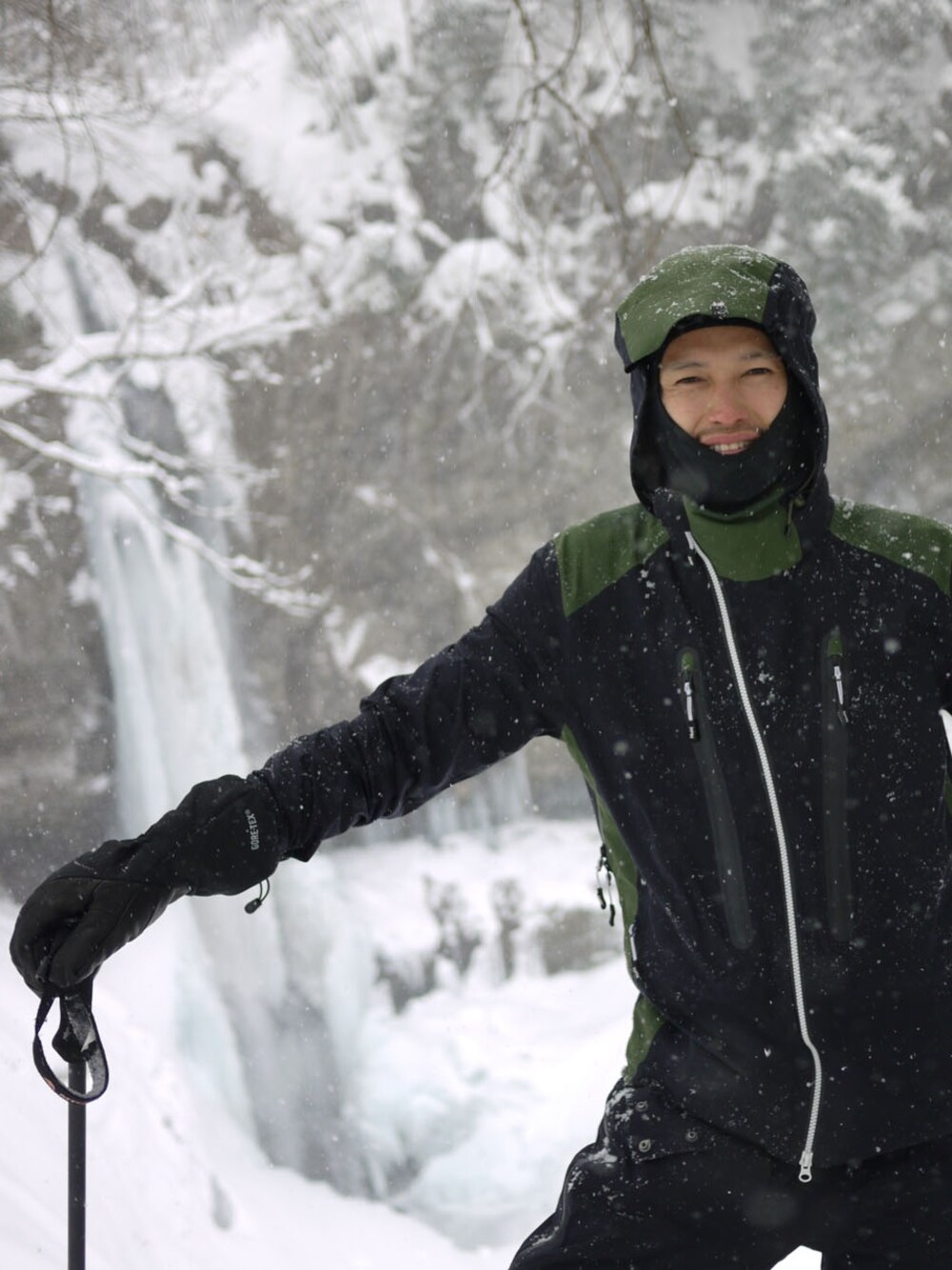 「真冬、雪山、雪、ハイキング、アウトドアスタイル、アウトドア、MofM(manofmoods)、WORKSHOPminakami、スノーボードウェア、アウトドアコーデ」｜「MofM(manofmoods)のMofM eVent mount JK（ナイロンジャケット、ブラック系）」を使った、福山正和さん（メンズ・178cm）の冬コーディネートの1枚目の写真