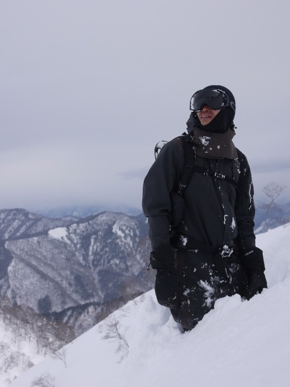 「アウター×グレーパーカー、雪、スノーボード、snowboard、snowboarder、MofM(manofmoods)、WORKSHOPminakami、アウトドアスタイル、山登りスタイル、アウトドア」｜「MofM(manofmoods)の【EXTREME LINE】3L A Line Silhouette URBAN MOUNT JK▲（マウンテンパーカー、グレー系）」を使った、福山正和さん（メンズ・178cm）の冬コーディネートの1枚目の写真