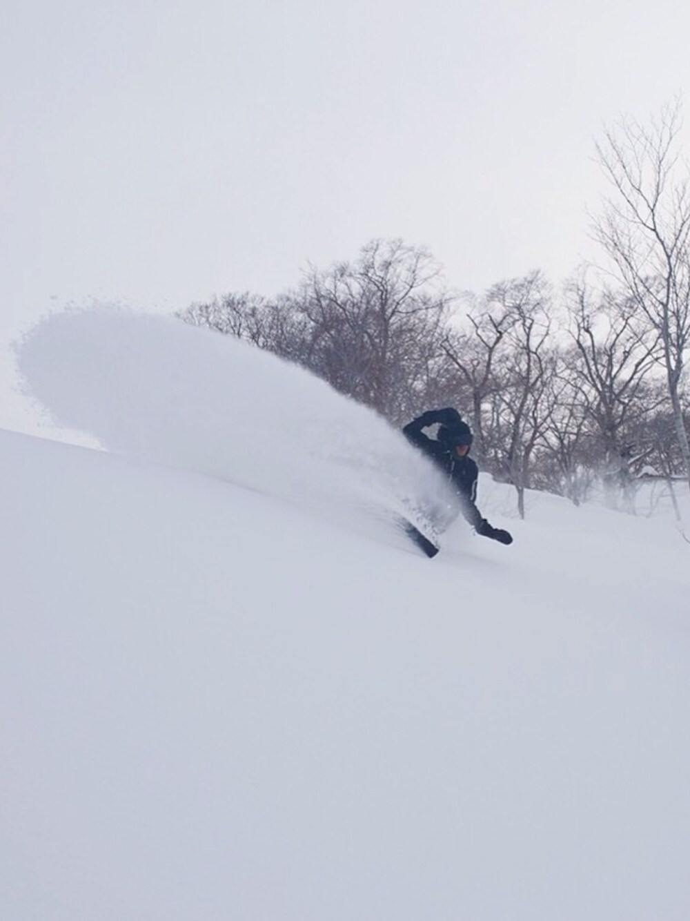 オレンジ系のナイロンジャケット、ブルー系のナイロンジャケット、ブラック系のナイロンジャケットを着用したメンズの冬コーディネートの1枚目の写真