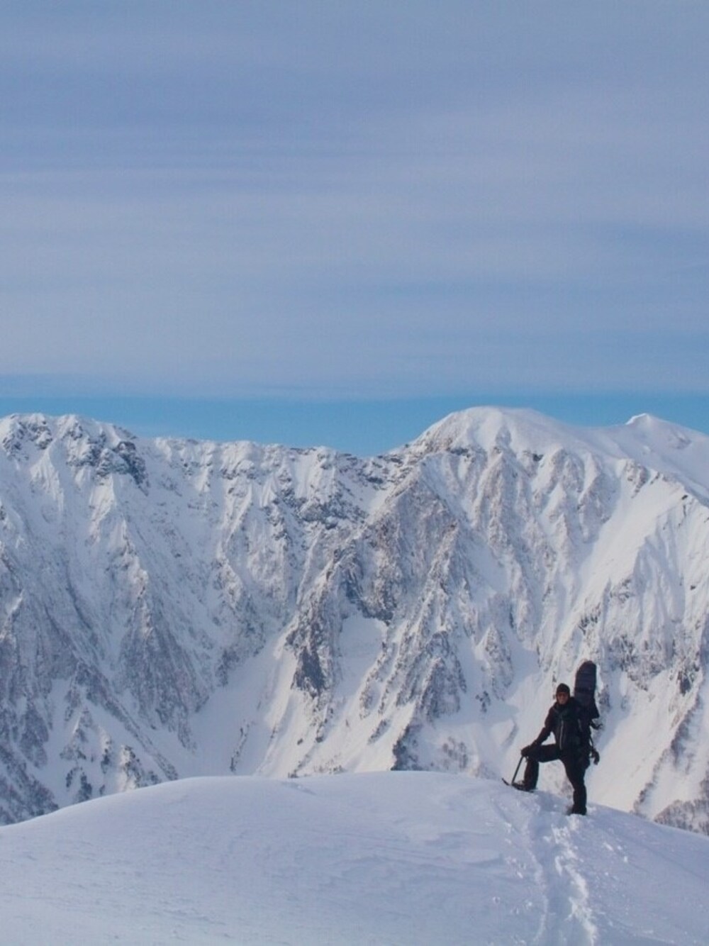 ブルー系のナイロンジャケット、ブラック系のナイロンジャケット、オレンジ系のナイロンジャケットを着用したメンズの冬コーディネートの1枚目の写真