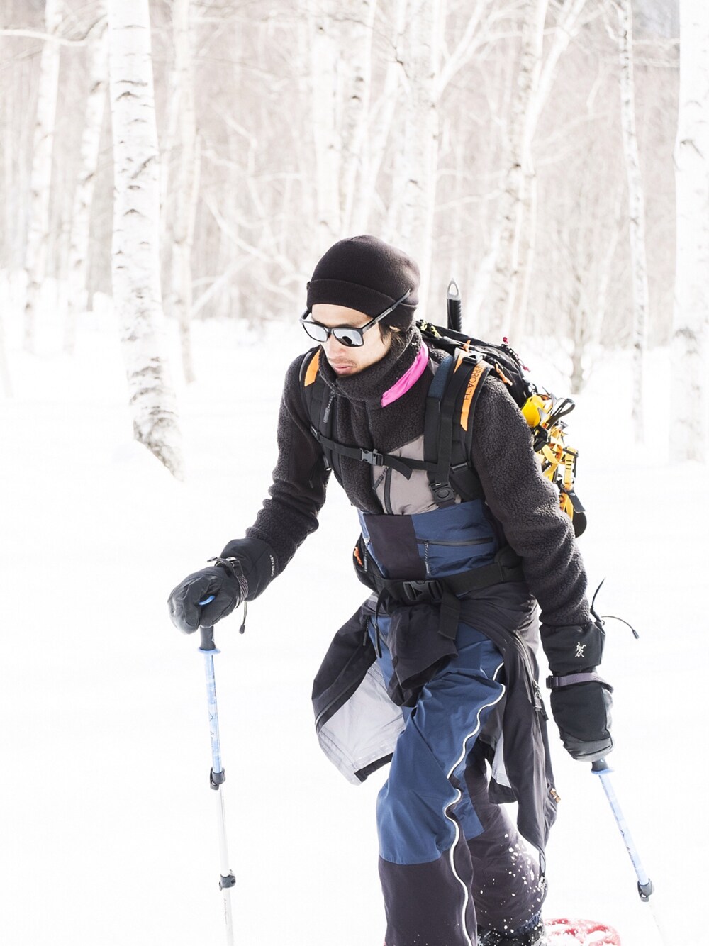 ブラック系のブルゾン、ブルー系のその他パンツ、ブルー系のナイロンジャケットを着用したメンズの冬コーディネートの1枚目の写真