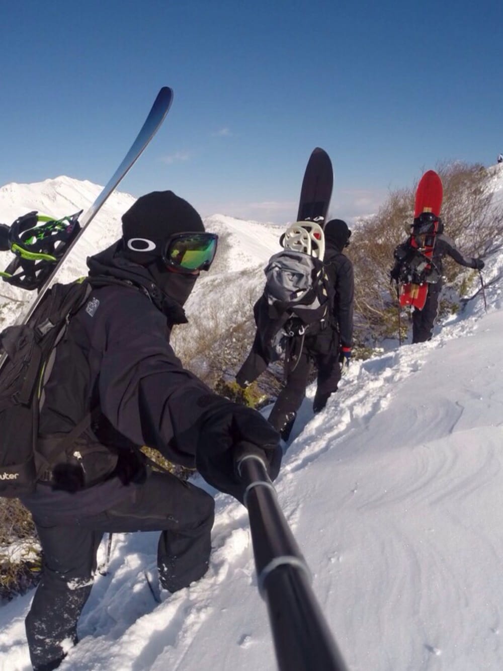 グレー系のナイロンジャケット、ブラック系のブルゾン、ブラック系のバックパック/リュックを着用したメンズの冬コーディネートの1枚目の写真