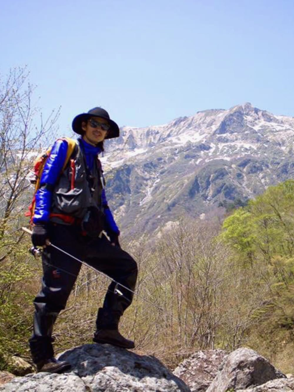 グレー系のその他アウター、ブルー系のダウンジャケット/コート、ホワイト系のTシャツ/カットソーを着用したメンズの春コーディネートの1枚目の写真