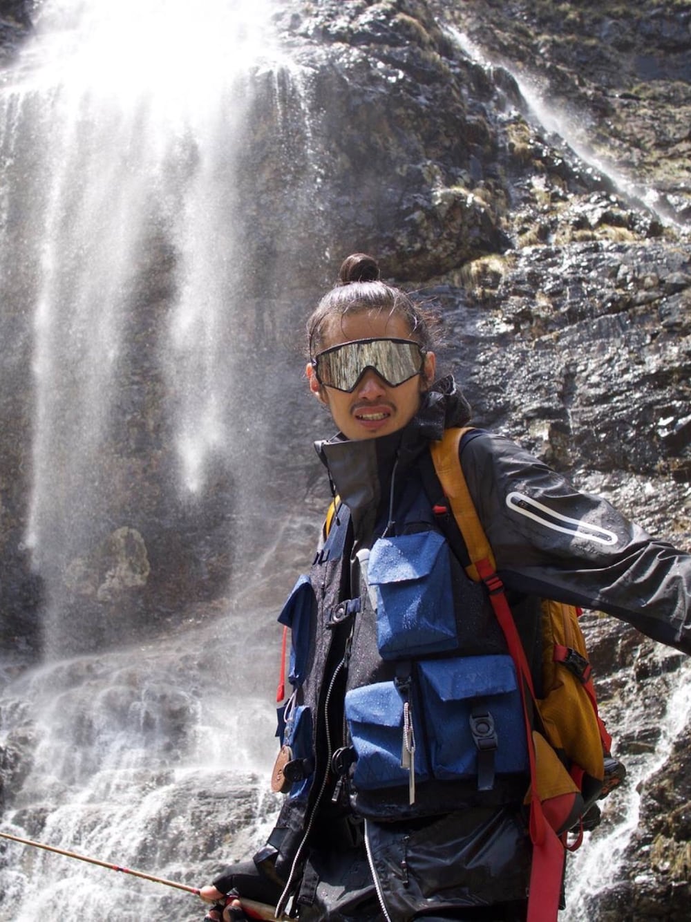 グレー系のナイロンジャケット、ブルー系のその他アウター、ホワイト系のTシャツ/カットソーを着用したメンズの春コーディネートの1枚目の写真