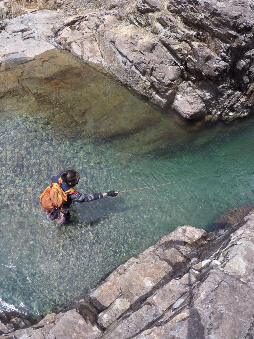 グレー系のナイロンジャケット、ブルー系のその他アウター、ホワイト系のTシャツ/カットソーを着用したメンズの春コーディネートの1枚目の写真