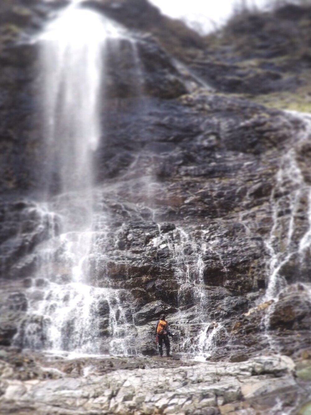 グレー系のナイロンジャケット、ホワイト系のTシャツ/カットソーを着用したメンズの春コーディネートの1枚目の写真