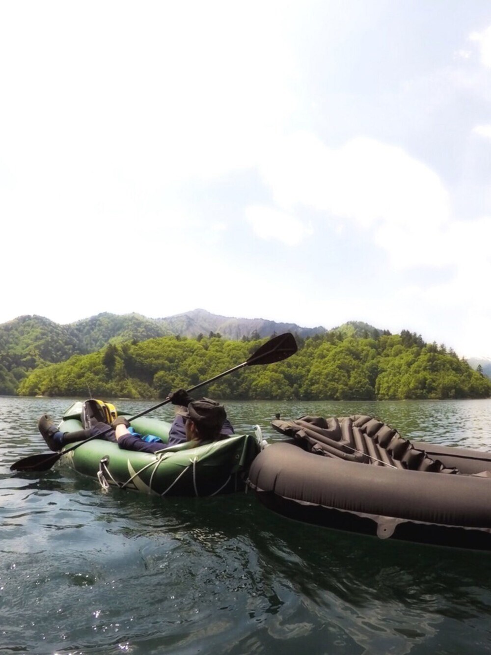 ブルー系のTシャツ/カットソー、ブルー系のその他アウター、ブラック系のその他パンツを着用したメンズの春コーディネートの1枚目の写真