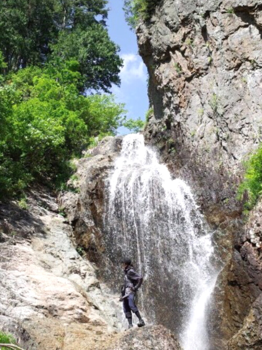 ブラック系のナイロンジャケット、ブラック系のその他パンツ、ブラック系のTシャツ/カットソーを着用したメンズの夏コーディネートの1枚目の写真