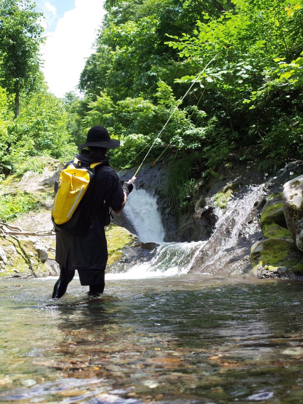 イエロー系のバックパック/リュック、ブラック系のナイロンジャケット、ブラック系のその他パンツを着用したメンズの夏コーディネートの1枚目の写真