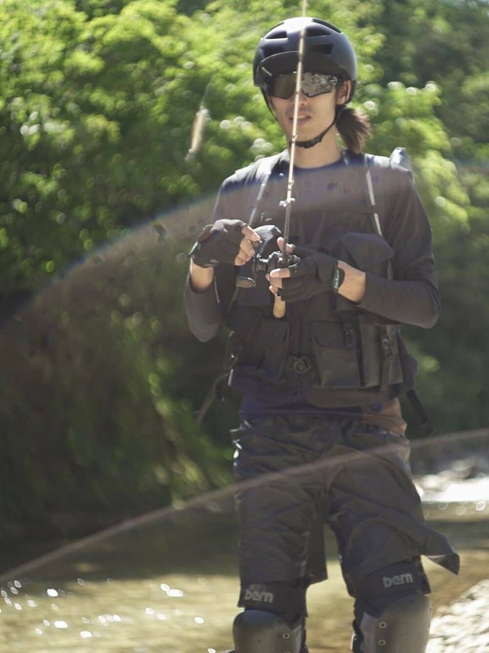 ブラック系のその他アウター、ブラック系のバックパック/リュックを着用したメンズの秋コーディネートの1枚目の写真