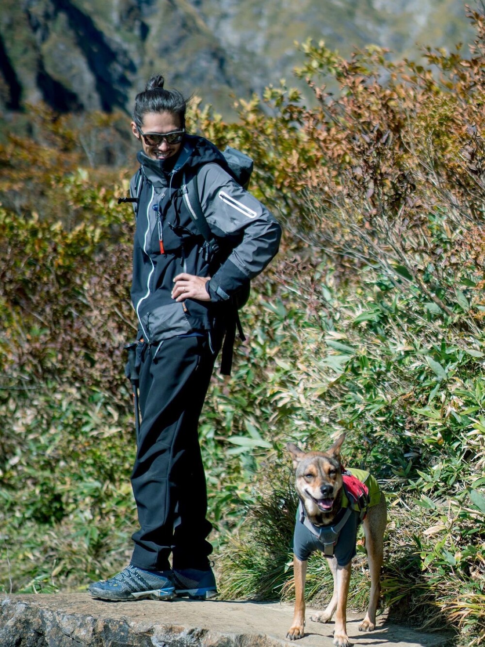 「秋のコーデ、ブラック、きれいめカジュアル、シンプル、outdoor、ハイキング、マウンテンパーカー、山登りスタイル、MofM(manofmoods)、mountain of moods」｜「mountain of moods  のeVent ミディアムウェイト ジャケット（ナイロンジャケット、グレー系）」を使った、福山正和さん（メンズ・178cm）の秋コーディネートの1枚目の写真
