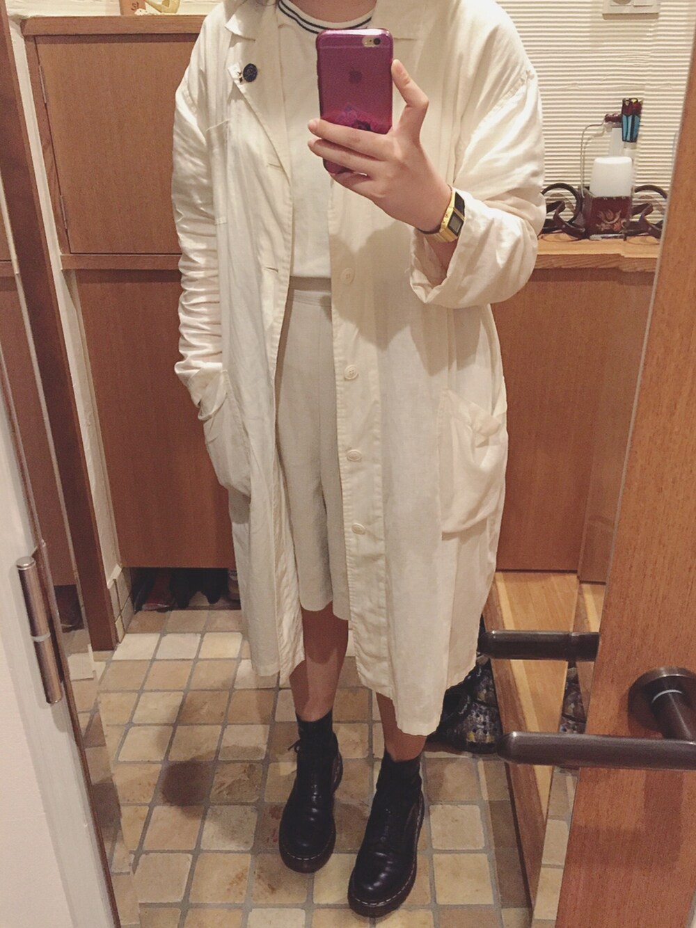 「white、coen、vintage、w closet、Dr.Martens、CASIO、IL BISONTE、雨の日コーデ、表参道、夏休み最後の日」｜「CASIOの【CASIO】DBC-611G-1D（アナログ腕時計、ゴールド系）」を使った、サトウさん（レディース・165cm）の秋コーディネートの1枚目の写真