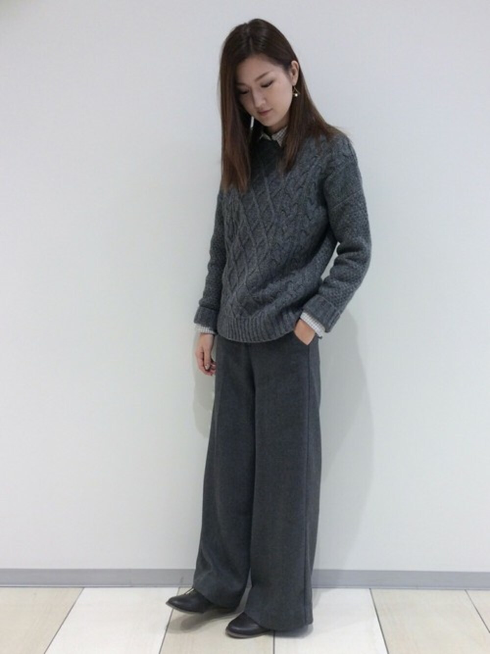 グレー系のニット/セーター、グレー系のその他パンツ、グレー系のシャツ/ブラウスを着用したレディースの冬コーディネートの1枚目の写真