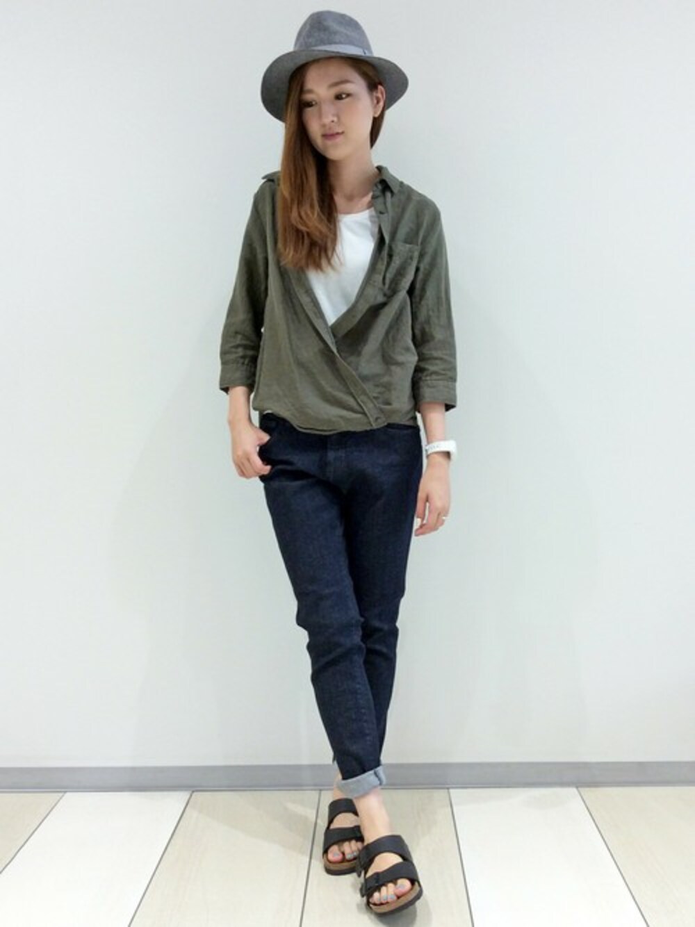 グリーン系のシャツ/ブラウス、ブルー系のその他パンツ、グレー系のハットを着用したレディースの夏コーディネートの1枚目の写真