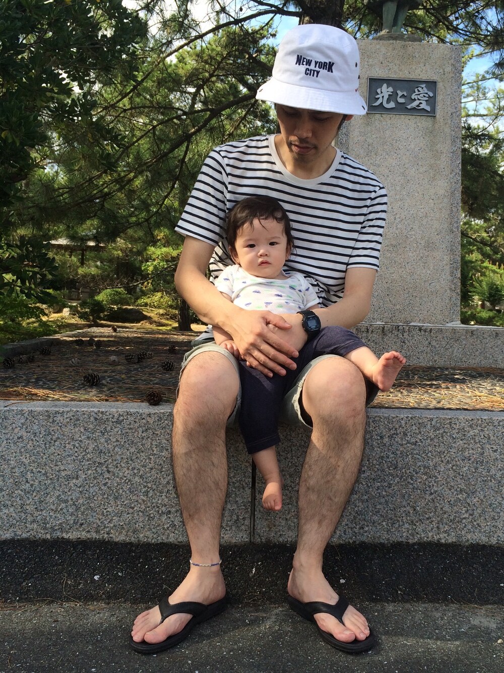 ホワイト系のTシャツ/カットソー、ブラック系のサンダル、その他の福袋/福箱を着用したメンズの夏コーディネートの1枚目の写真