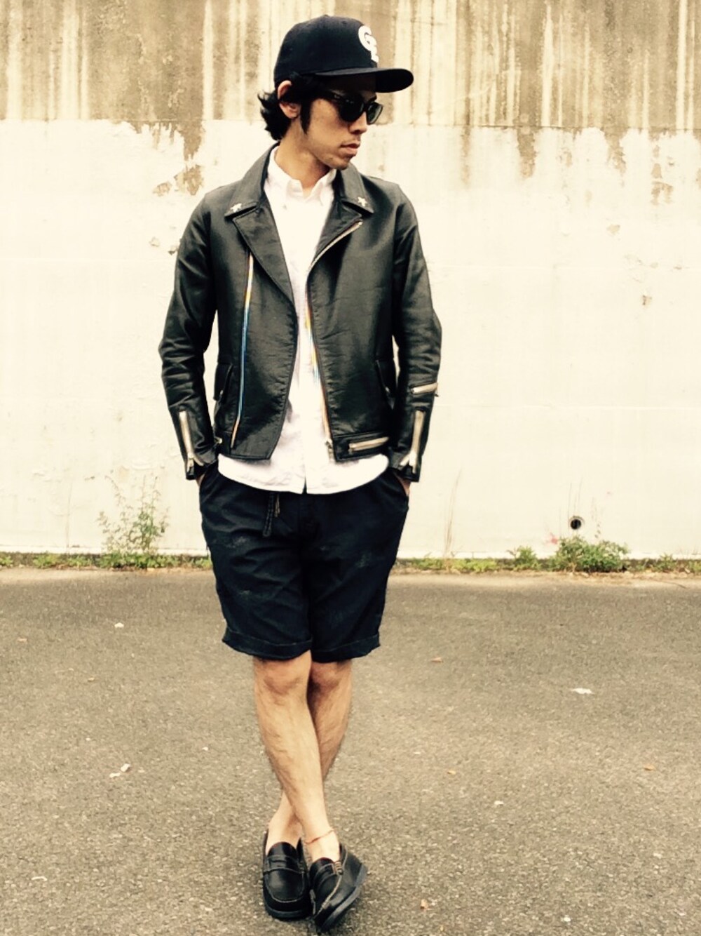 ブラック系のライダースジャケット、ホワイト系のシャツ/ブラウス、ブルー系のパンツを着用したメンズの秋コーディネートの1枚目の写真