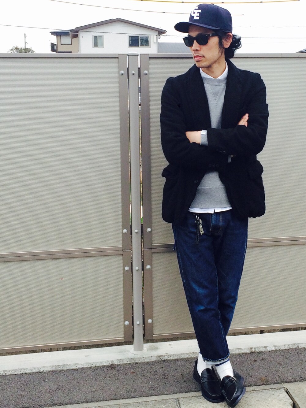 ブラック系のジャケット/アウター、グレー系のスウェット、ホワイト系のシャツ/ブラウスを着用したメンズの冬コーディネートの1枚目の写真