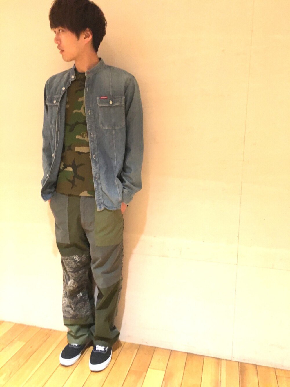 「Hysteric Glamour、ヒステリックグラマー、カジュアル、ストリート、シャツスタイル、denim、バンズ」｜「HYSTERIC GLAMOURのスタンドカラー長袖SH（シャツ/ブラウス、ブルー系）」を使った、chibaaaaaさん（メンズ・178cm）の夏コーディネートの1枚目の写真
