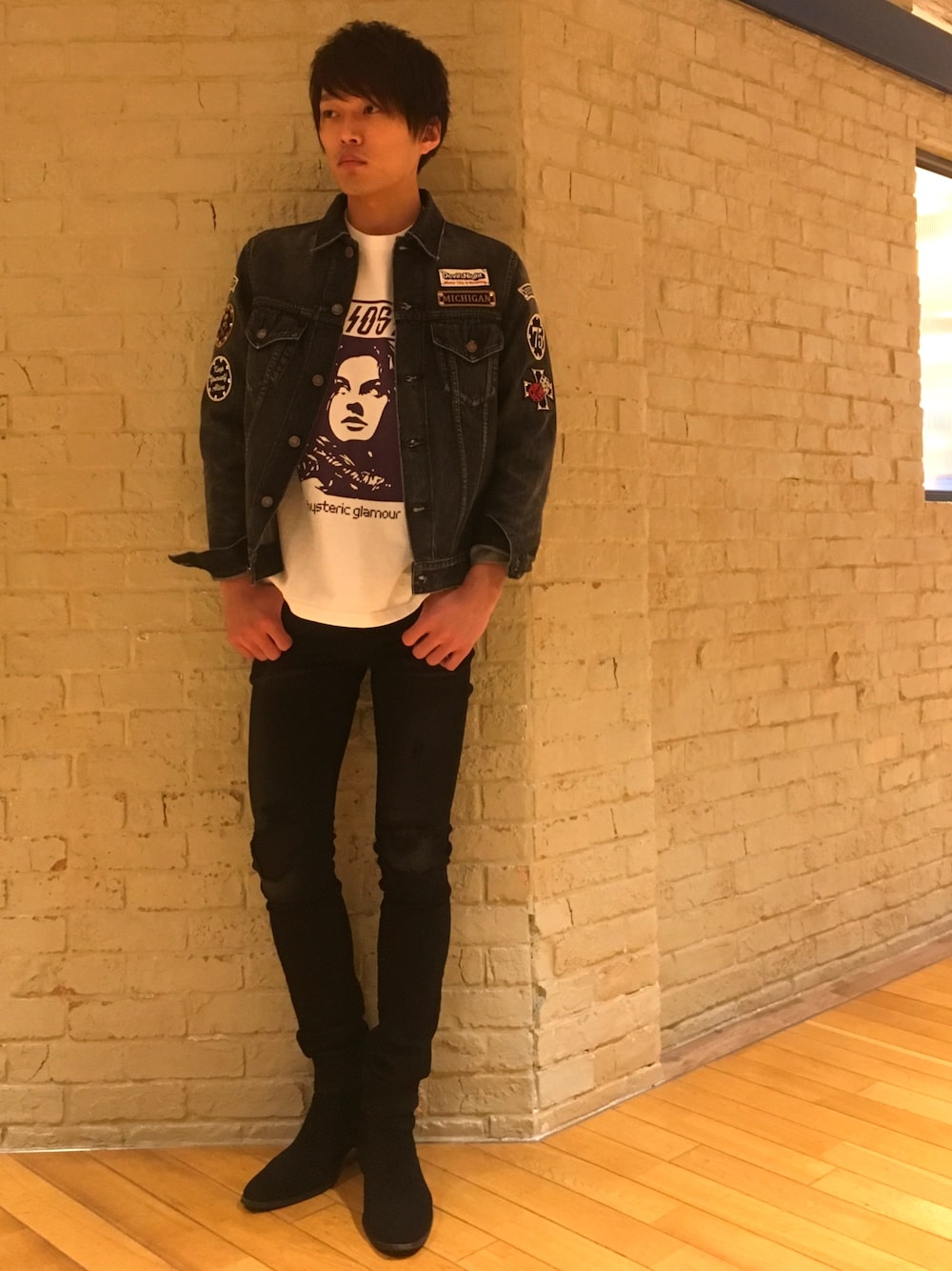 「シンプル、秋のコーデ、大人カジュアル、オトナカジュアル、黒スキニー、denim、ヒステリックグラマー、Hysteric Glamour」｜「HYSTERIC GLAMOURのUSED加工Sデニム ロッカーズGジャン（デニムジャケット、ブラック系）」を使った、chibaaaaaさん（メンズ・178cm）の秋コーディネートの1枚目の写真