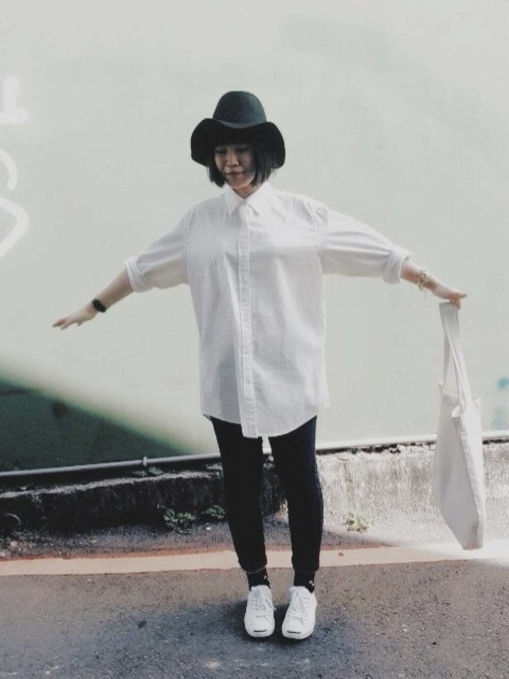 「Taiwan、black、hat、white、oversize、BAG」｜「UNIQLOのアイテム（シャツ/ブラウス、ホワイト系）」を使った、VVVさん（レディース・157cm）の秋コーディネートの1枚目の写真