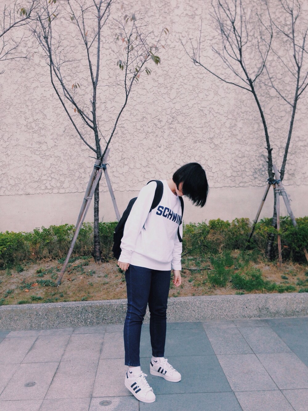 「Taiwan、girl、white、blue、black、UNIQLO、adidas、ootd、NIKE、street」｜「UNIQLOのアイテム（その他トップス、ホワイト系）」を使った、VVVさん（レディース・157cm）の秋コーディネートの1枚目の写真