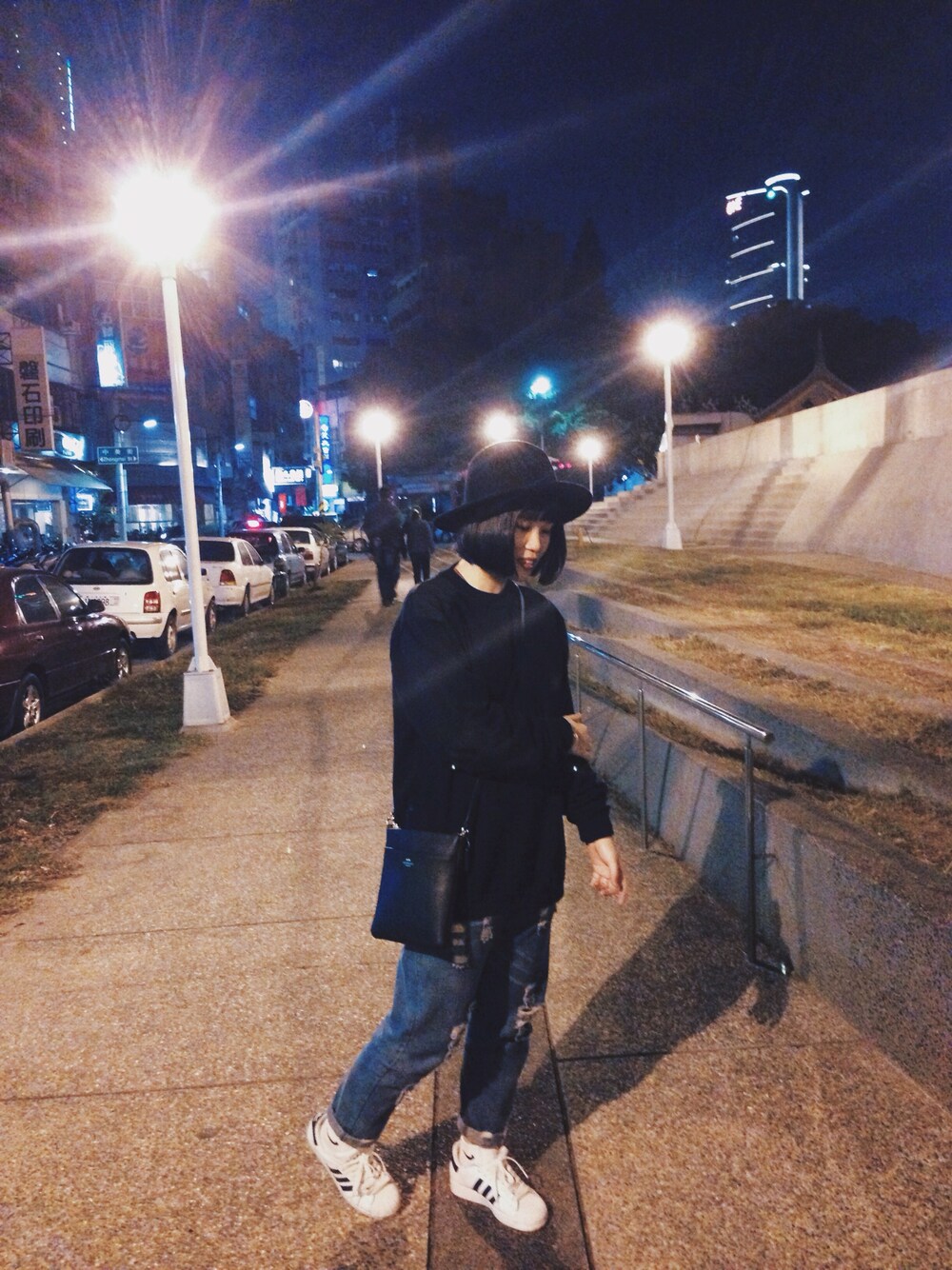 「Taiwan、girl、blue、denim、ootd、white、black、hat、adidas、NIKE」｜「Lulusのアイテム（デニムパンツ、ブルー系）」を使った、VVVさん（レディース・157cm）の冬コーディネートの1枚目の写真