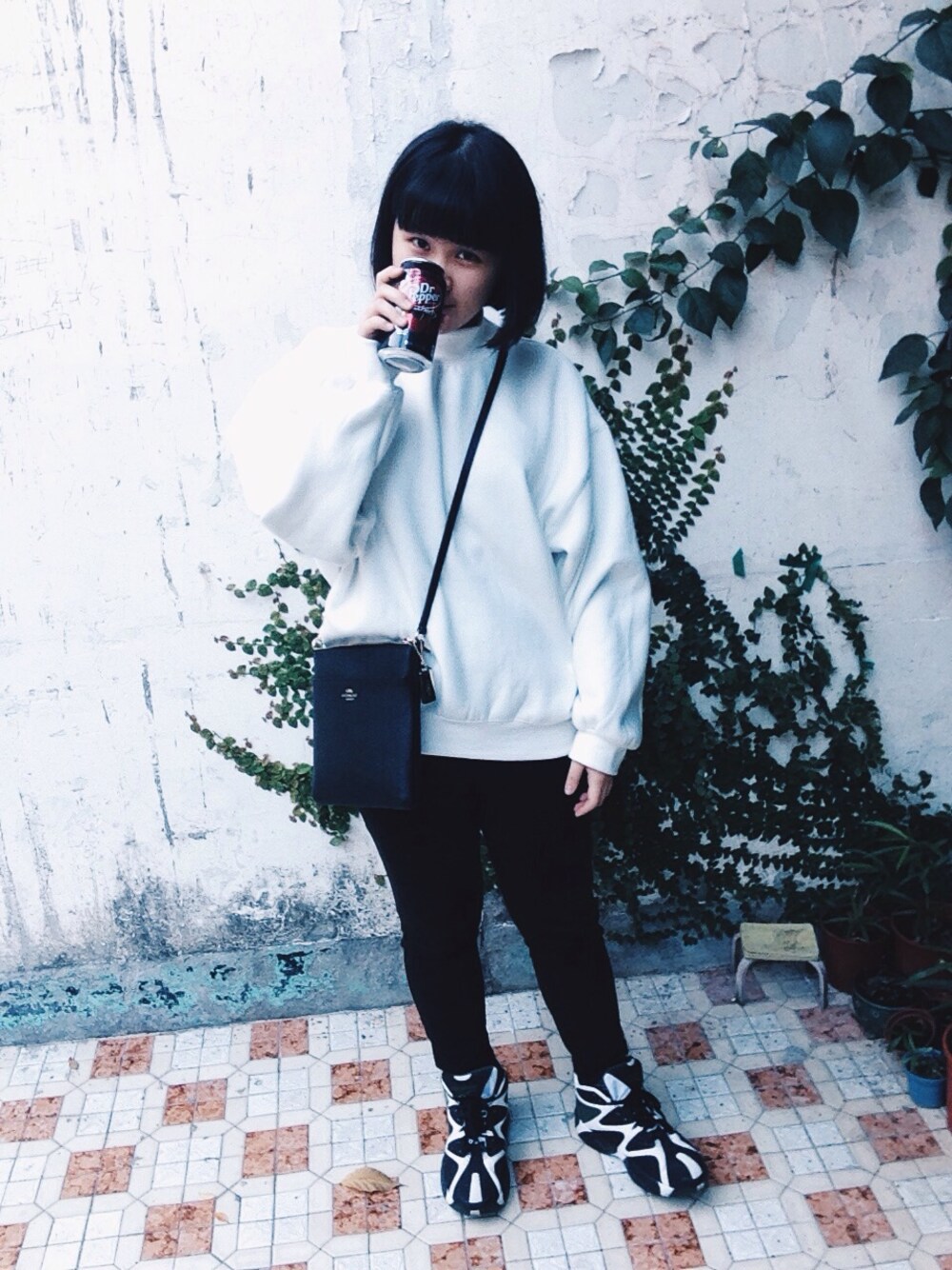 「Taiwan、girl、black、white、ootd、reebok、casual、sneakers、kamikaze」｜「cece.tのアイテム（その他トップス、ホワイト系）」を使った、VVVさん（レディース・157cm）の冬コーディネートの1枚目の写真