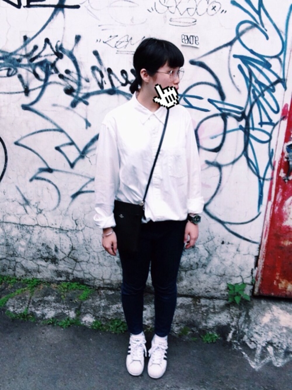 「Taiwan、girl、black、white、blue、casual、UNIQLO、adidas」｜「UNIQLOのアイテム（シャツ/ブラウス、ホワイト系）」を使った、VVVさん（レディース・157cm）の冬コーディネートの1枚目の写真