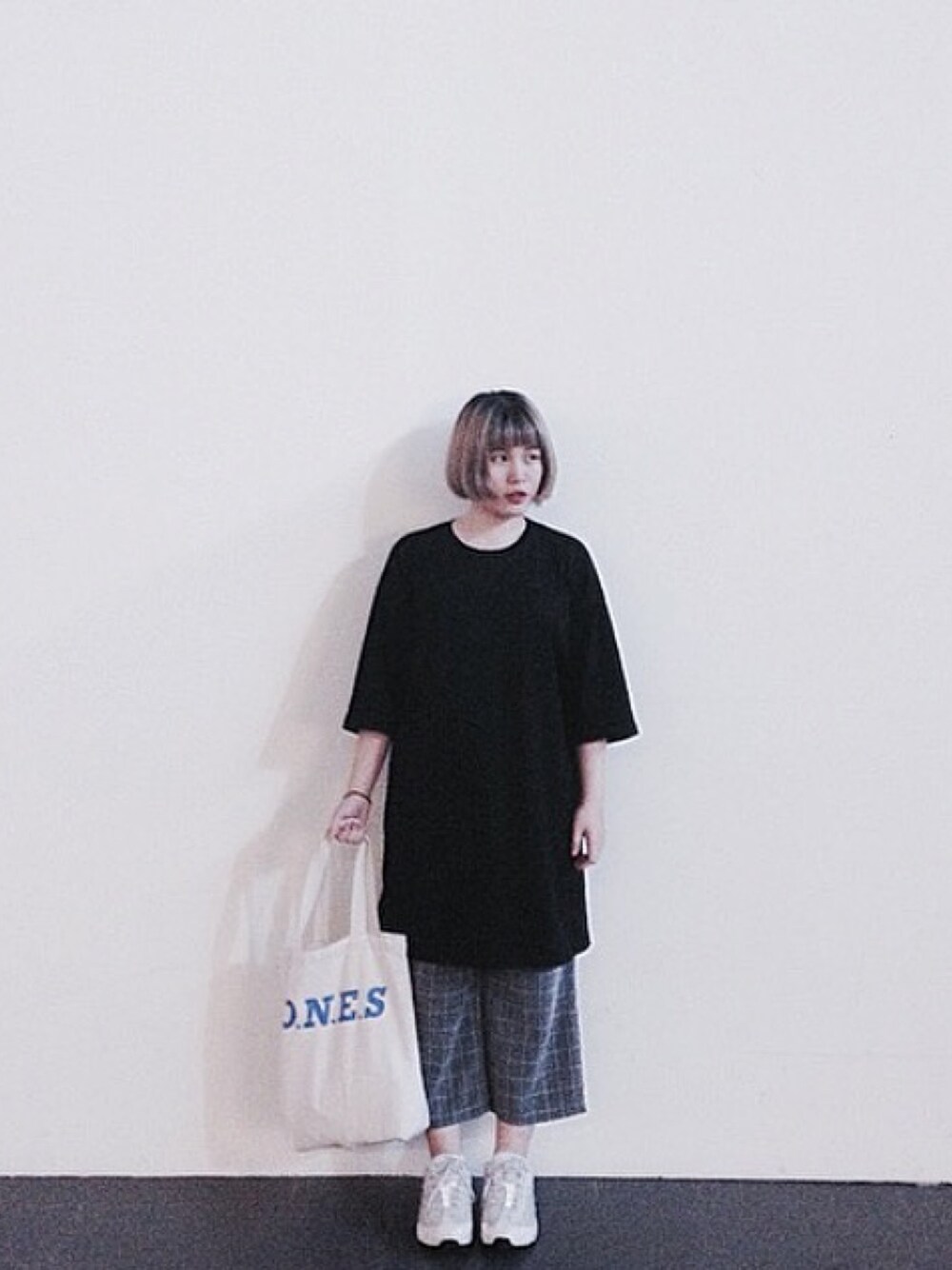 「Taiwan、girl、black and white、blue、grey、NIKE、87mm、onepiece、sneakers、夏」｜「87mmのアイテム（バッグ、ベージュ系）」を使った、VVVさん（レディース・157cm）の夏コーディネートの1枚目の写真