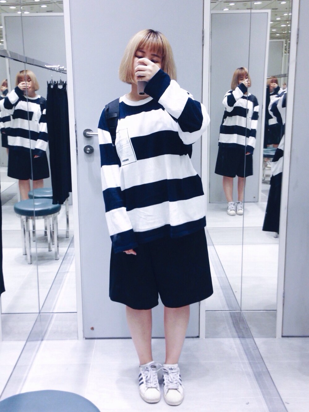 「ootd、casual、black and white、stripe、sneakers、blue、adidas、black、white」｜「adidasのアイテム（スニーカー、ホワイト系）」を使った、VVVさん（レディース・157cm）の秋コーディネートの1枚目の写真